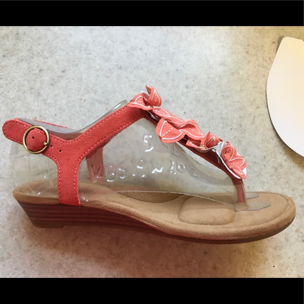 Gorgeous NWT Koolaburra by UGG flower sandal! - Picture 5 of 8